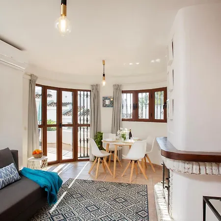 Beachside Apt: Remote Work, *year-round Pool* Benalmádena
