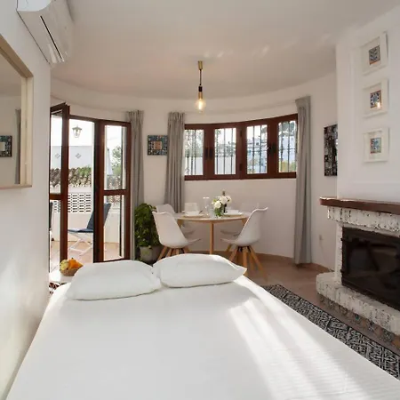 Beachside Apt: Remote Work, *year-round Pool* Apartment Benalmádena